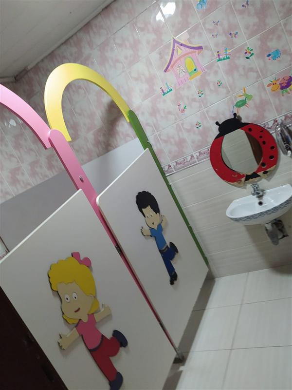 Çocuk boyuna uygun hijyenik tuvalet ve lavabo
