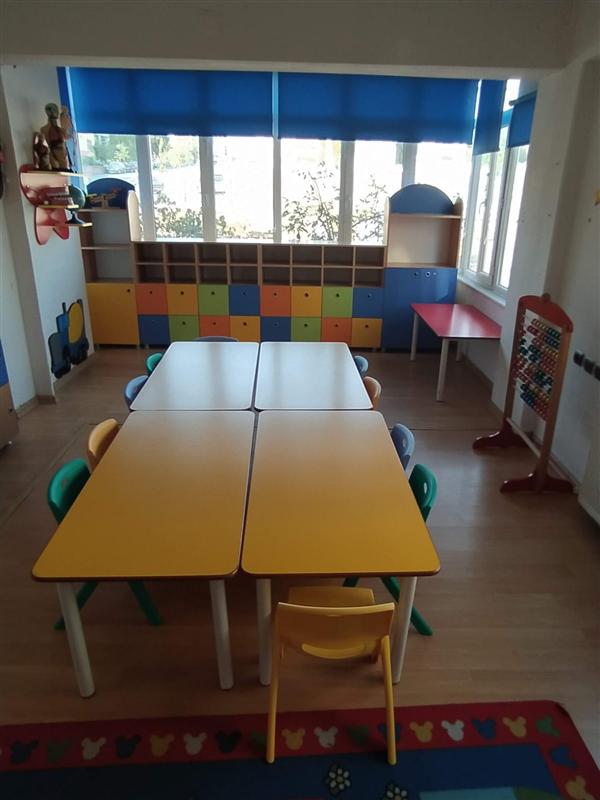 Okul öncesi sınıfı: renkli dolaplar ve abaküs