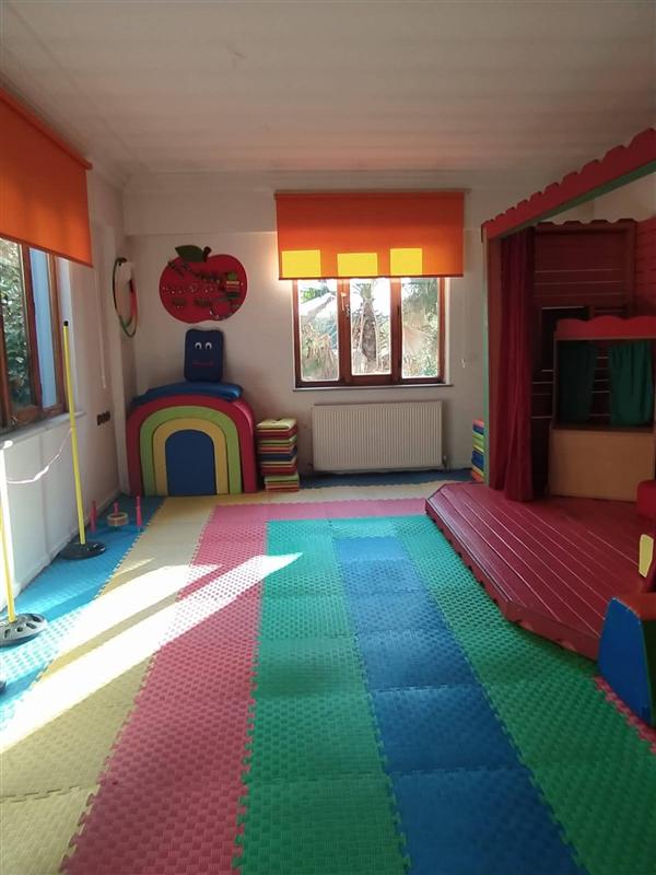 Drama sahnesi ve yumuşak zeminli hareket salonu